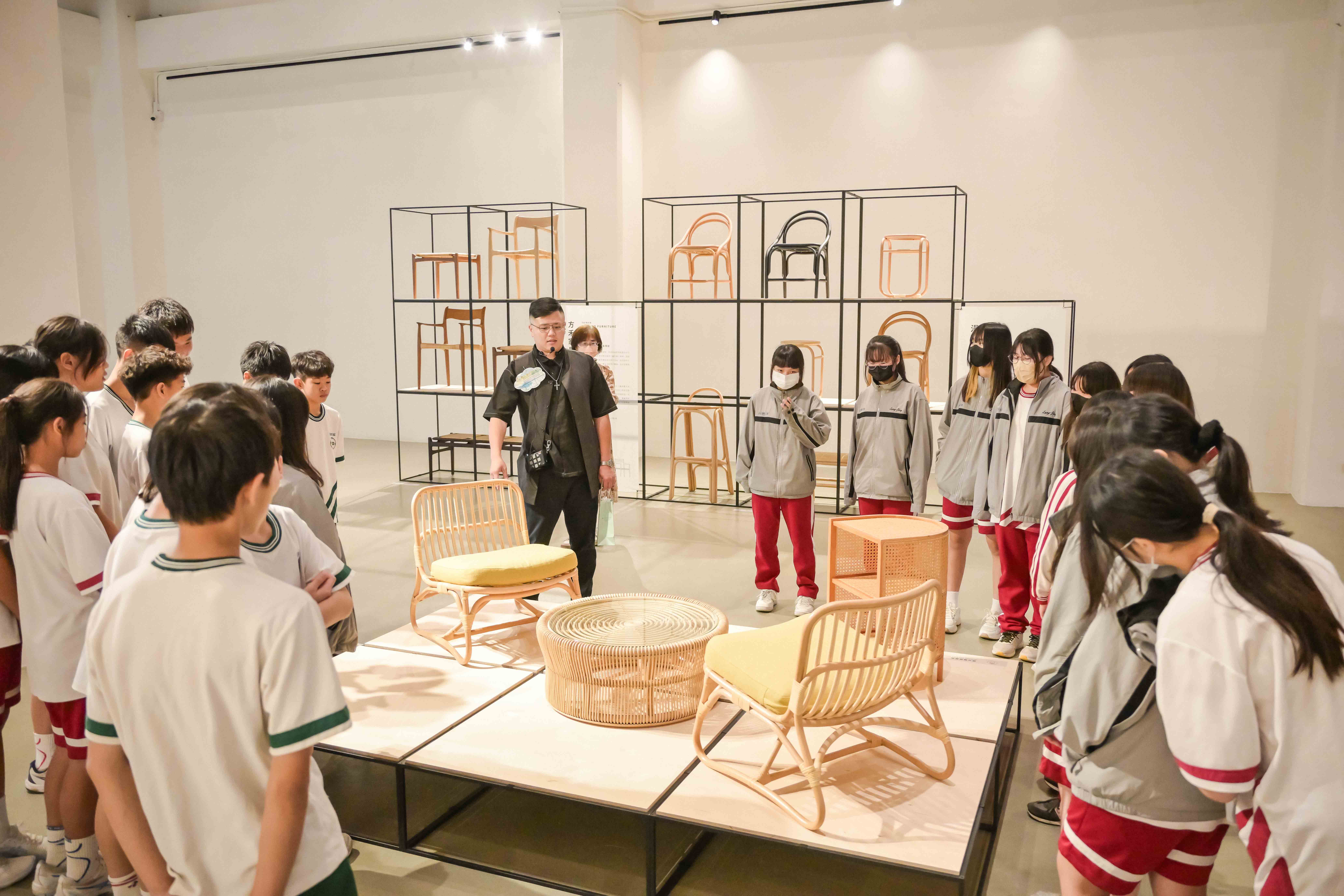 08_參觀新竹241藝術空間，脫下鞋子入展間與作品互動